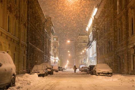 GISMETEO: В заснеженный Санкт-Петербург идет морозная погода