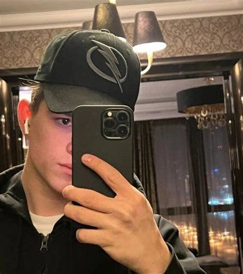 18-летняя дочь Михаила Пореченкова на «Мерседесе» сбила человека ...