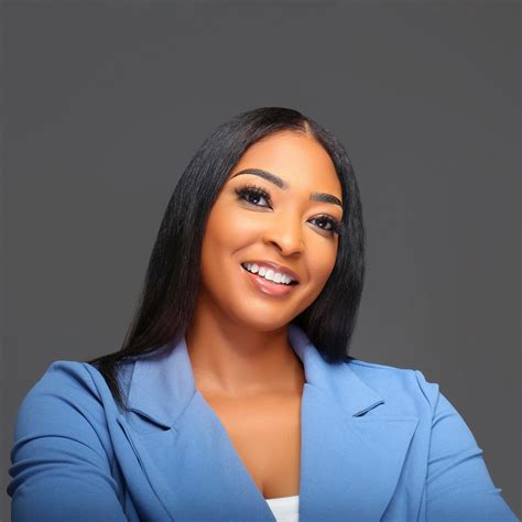 Martina BIG - Malaika Kubwa - Here is a photo in front of the piano