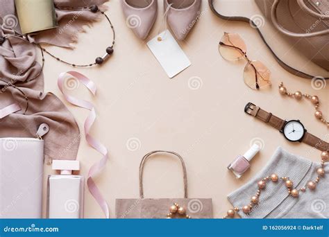 accesorios elegantes  mujeres de moda venta de fondo liso beige
