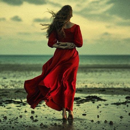 Девушка в красном платье стоит на фоне моря | Dark beauty, Nature girl ...