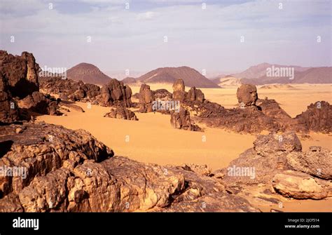 edge   sandstone escarpment sahara desert landscape tassili