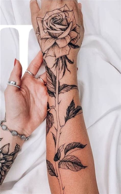 Rosa No Braço Feminina - 17 Ideias de Tatuagem Feminina no Braço Rosas que Contam Sua História