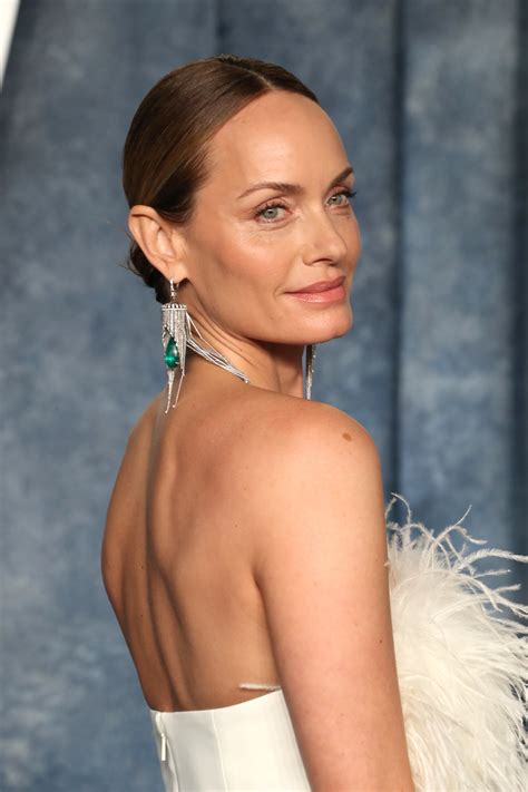 ¿Cuánto mide Amber Valletta?