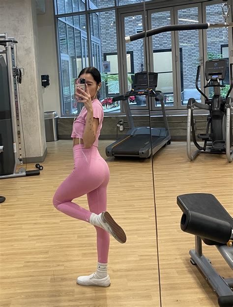pretty in pink making you leak : r/ClothedForPrejacs