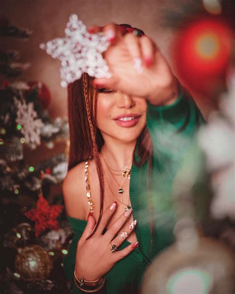 بالأحمر الناري القصير.. هيفاء وهبي تستعد للكريسماس (صور) - الأسبوع