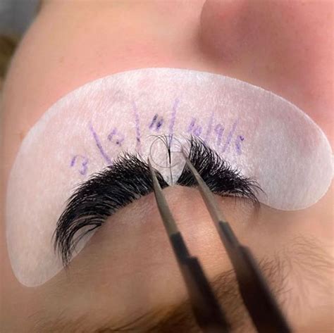 The distinction between lash infills and a full set of lashes