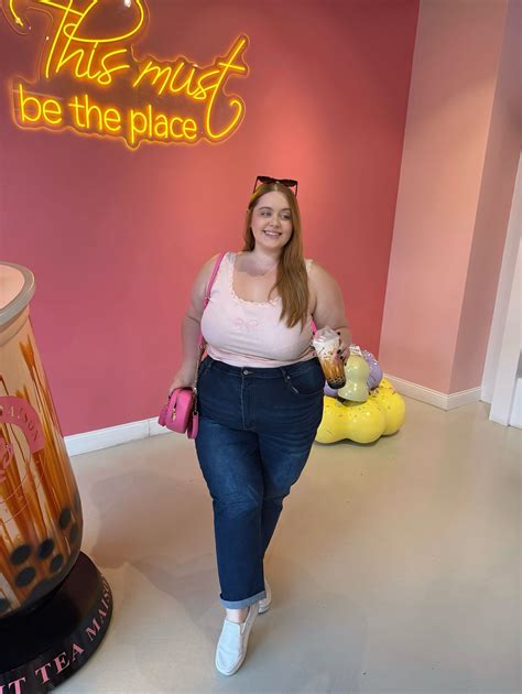 Emily Walden (@nerdycurvyandthriving) • Instagram photos and videos