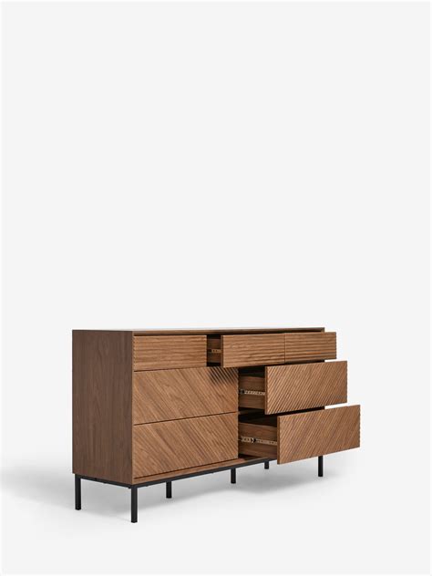 Understanding the unique dark style of a Marlow writer 31