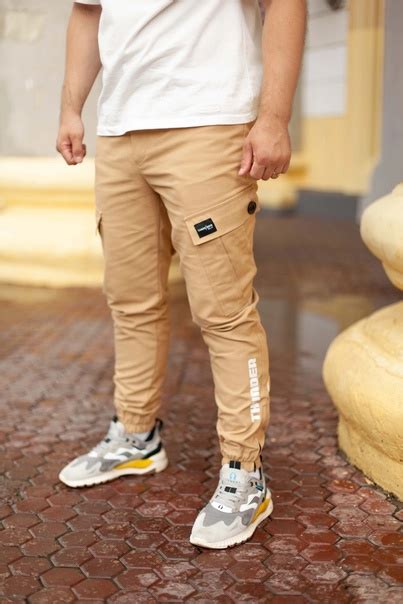 Джоггеры Thunder beige Выполнены из материала твил, имеют 5 карманов: 2 ...