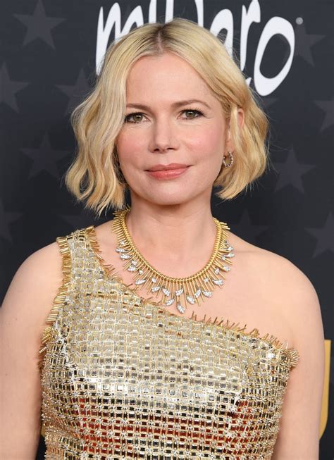 Michelle Williams debuts new pixie haircut at the Oscars