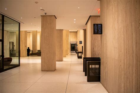 A modern lobby with pillars and a security gate. photo – Free Office