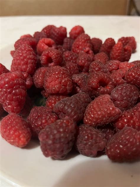 Малина на тарелке | Food, Raspberry, Fruit