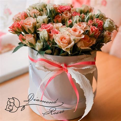 Очаровательная коробочка кустовых роз | Table decorations, Decor, Gift ...