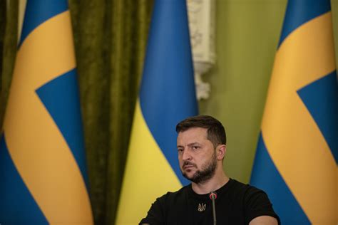 Welt: Зеленский расколол Европу призывом не давать визы россиянам
