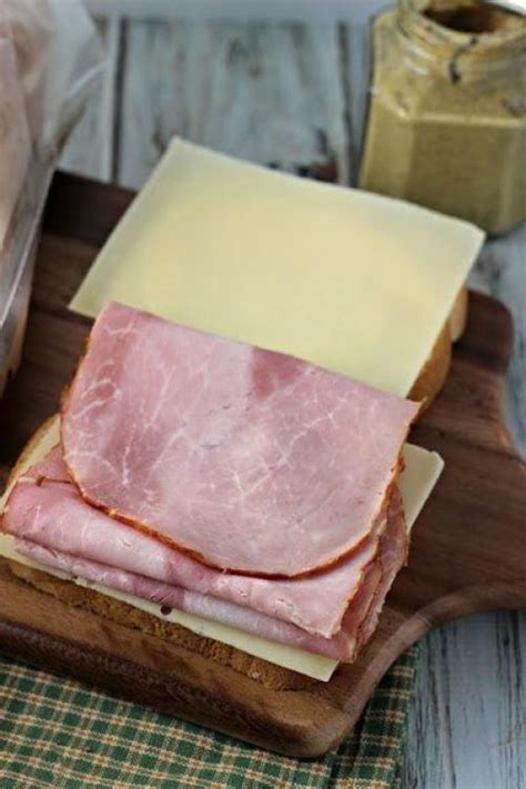 Сытный сэндвич с сыром и ветчиной. | Школа красоты