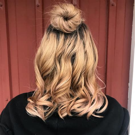 17 Simple and Elegant Prom Hairstyles for the Current Season 21