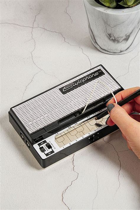 Stylophone - Mini synthétiseur | Urban Outfitters FR