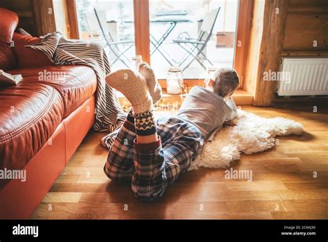 Junge liegend am boden -Fotos und -Bildmaterial in hoher Auflösung – Alamy