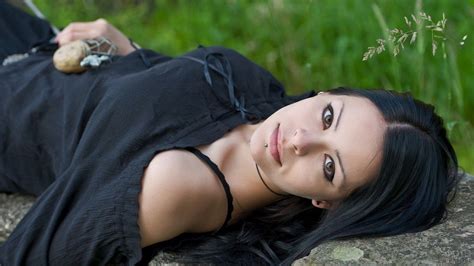 Девушка в чёрном платье с пирсингом на лице - СМОТРИТЕ ЕЩЁ: Девушки с ...