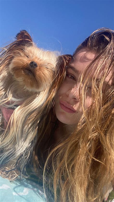 Hailee Steinfeld y su perrita Martini 🐶 - Father of the Galaxy