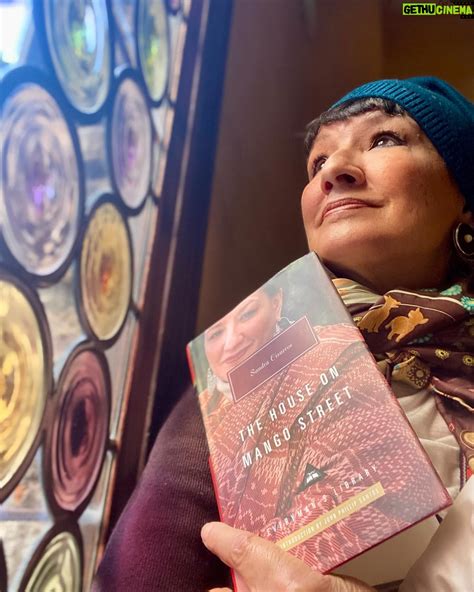 Sandra Cisneros Wiki, Biography, Age, Photos, Spouse and more