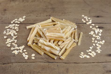 Косточка собаки на деревянной предпосылке это закуска для собаки ...