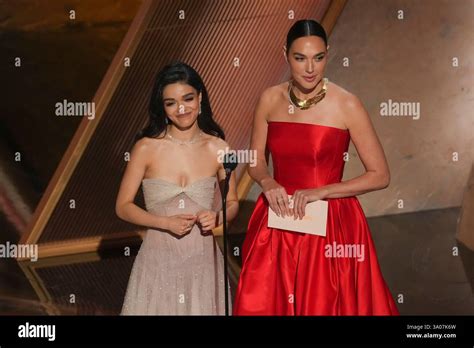 Gal Gadot E Rachel Zegler - Rachel Zegler, left, and Gal Gadot present the award for best visual ...