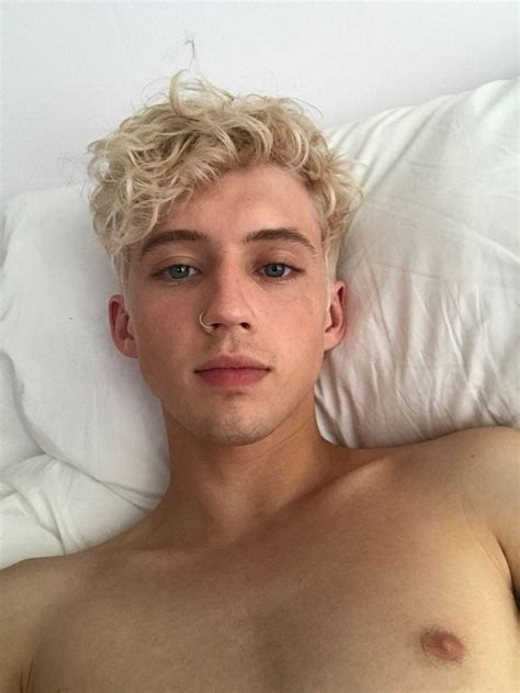 Pin by luna 🏹 on troye sivan in 2022 | Troye sivan, Singer, Blonde