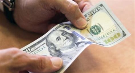 В Киеве начали продавать $100 нового образца | УНИАН
