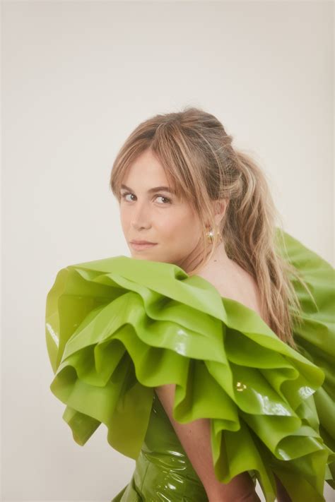 Marina Gold lança "Bisnaguinha" e convida a buscar o prazer nas