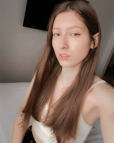 Aloona Larionova (Youtuber/Twitch Streamer) : r/CelebrityArmpits