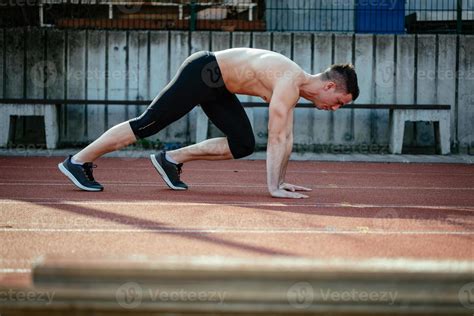 athlete man ready  run  stock photo  vecteezy