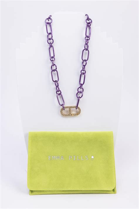 Lot - EMMA PILLS Pill Choker,