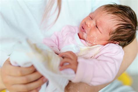 Bebê Vomitando Jatos De Leite O Que Fazer