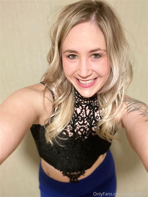 subgirl0831 ---- Rubia Mostrando Hamburguesa