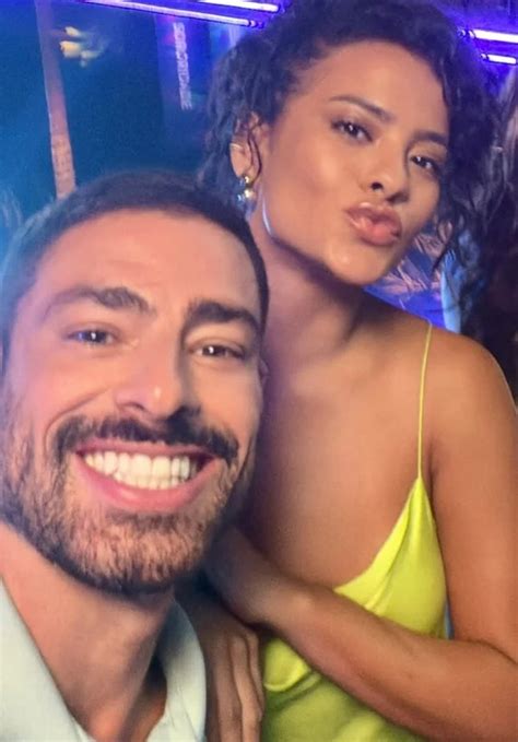 Cauã E Bella Campos - Cauã Reymond posa com Bella Campos e celebra reta final de Vale Tudo ...