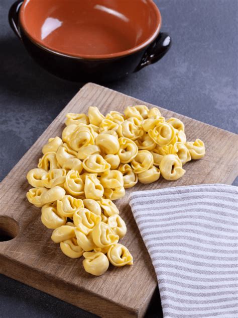Tortellini di prosciutto crudo - Emporio Qualità - il Tartufo Bianco d ...