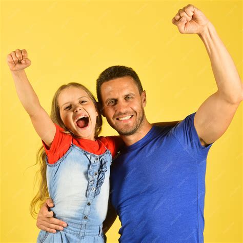 Chica y hombre con caras felices en el fondo _____. la colegiala se