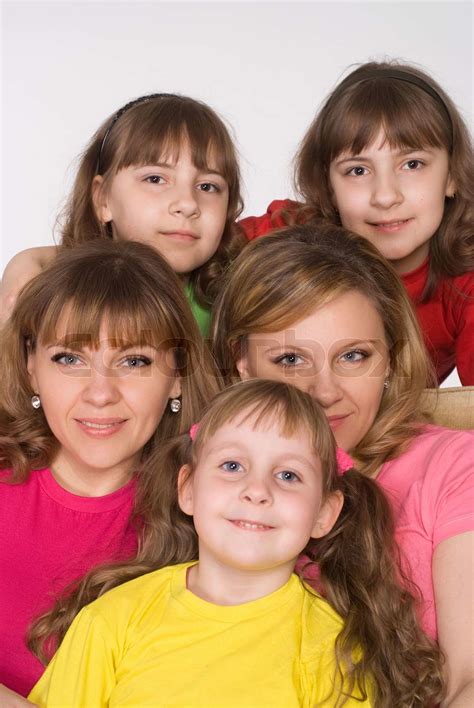 lykkelig familie på sofaen | Stock foto | Colourbox