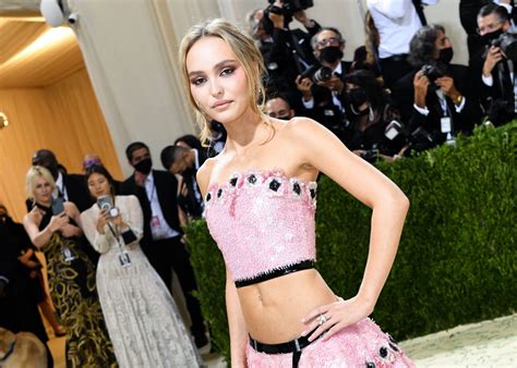 Lily-Rose Depp : avec des mèches roses et un body qui dévoile sa