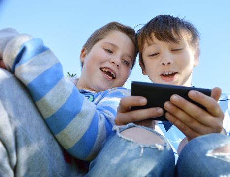 Kinder Smartphone Images – Browse 1,672 Stock Photos, Vectors, and ...