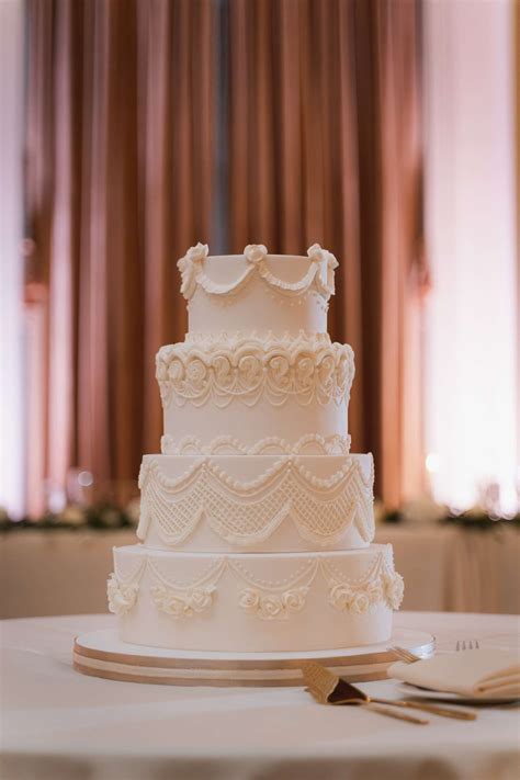 20 Lambeth Wedding Cakes for a Vintage Touch