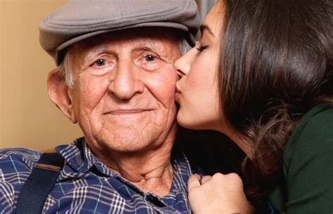 Что подарить дедушке на 80, 85 лет - идеи полезных подарков