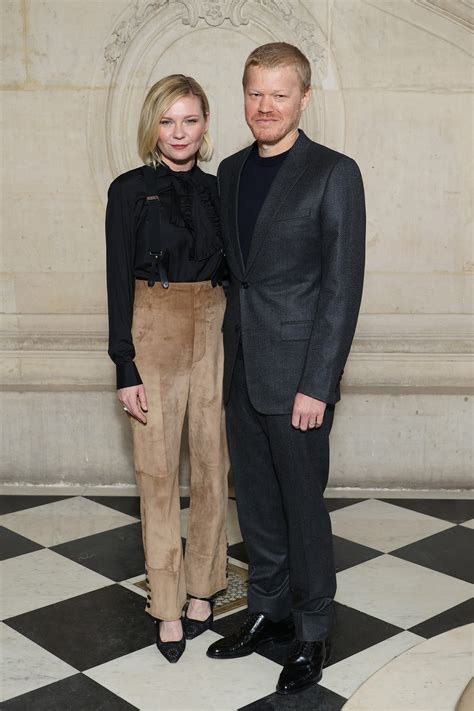 Kirsten Dunst faz rara aparição com o marido Jesse Plemons na semana de