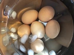 how long to leave boiled eggs in ice water