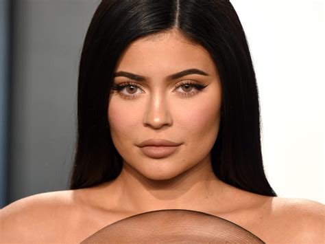 People Are Roasting Kylie Jenner for Her Shower's Water Pressure ...