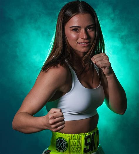 Em vídeo, musa do boxe deixa fãs de queixo caído e ouve que pode viver