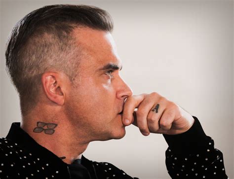 Robbie Williams reveals why he's had to quit social media ...