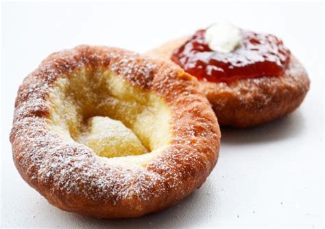Das Rezept für Kiachl sind Teigfladen, die in heißem Öl ausgebacken ...